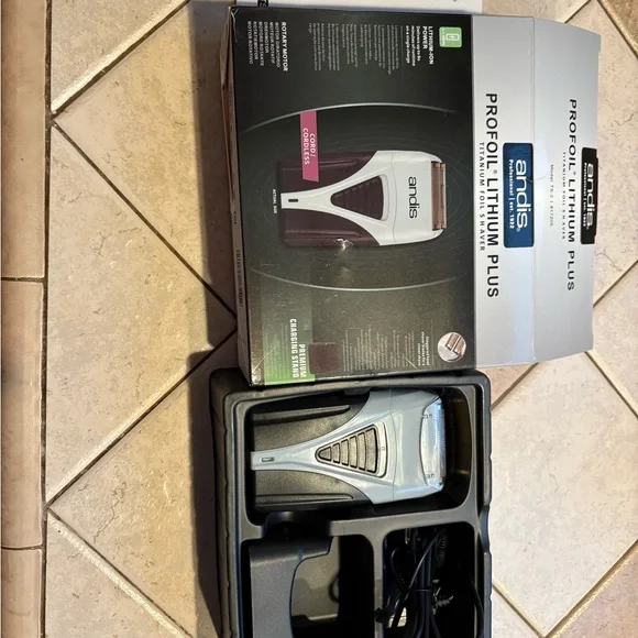 Andis Profoil Lithium Plus Shaver - Picture 6 of 7